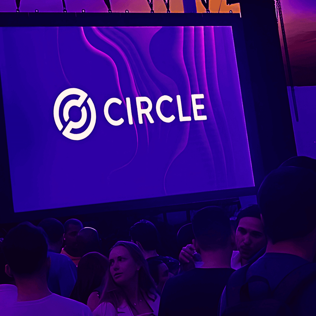 UPSIZE led the creative and executive production of the official Happy Hour (Sponsored by Circle) that closed the first day of Ethereum Rio, hosted on the panoramic rooftop of the Museu de Arte do Rio (MAR) — one of the city’s architectural gems, suspended above Praça Mauá with a view that merges Rio’s colonial heart with its futuristic skyline.
